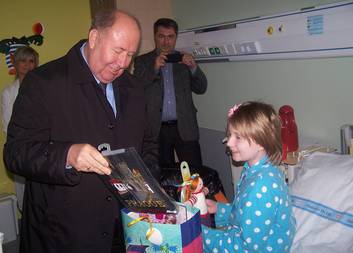 Ukrajinský velvyslanec navštívil malou Tatjanu, která se léčí v hradecké Fakultní nemocnici