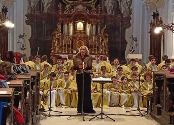 Hradečtí Boni pueri vyzpívali přes 51 tisíc korun pro ukrajinské děti