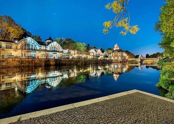Noční Hradec Králové z vodní hladiny